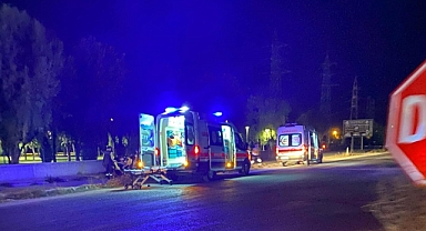 Konya'da parkın duvarına çarpan araçtaki 3 kişi yaralandı