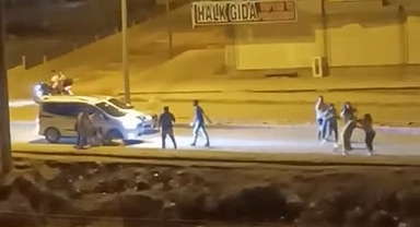 Mardin’de kadınların cadde ortasında taşlı sopalı kavgası