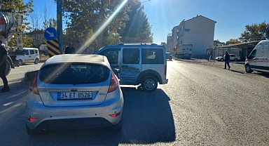 Otomobil ile hafif ticari araç çarpıştı: 2 yaralı