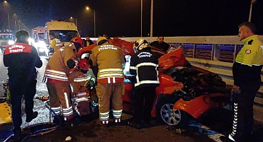Otoyolda tıra arkadan çarpan otomobil hurdaya döndü: 4 yaralı