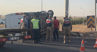 Şanlıurfa'da hafif ticari araç devrildi: 1 yaralı