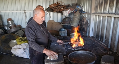 Şanlıurfalı 57 yıllık kalay ustası zamana direniyor