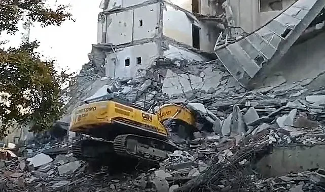 Siverek'te eski belediye binasının yıkımı sırasında panik anlar!