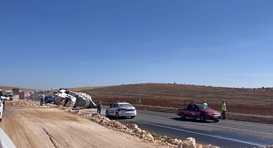 Suruç'ta saman balyası yüklü tır devrildi!