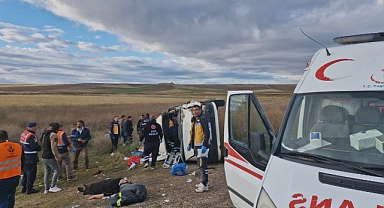 Tarım işçilerini taşıyan minibüs ile tanker çarpıştı: Çok sayıda yaralı