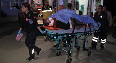 Tarım işçisi kadınları taşıyan traktörün römorku devrildi: Yaralılar var