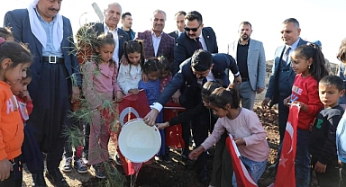 Viranşehir'de hediyesini alan öğrenciler ağaç dikmeye gitti