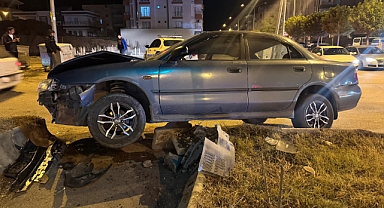 Adıyaman'da otomobil orta refüje çıktı: 1 yaralı