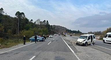Bartın'da otomobil hafif ticari araçla çarpıştı: Yaralılar var
