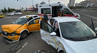 Diyarbakır’da iki otomobil çarpıştı: 1 yaralı