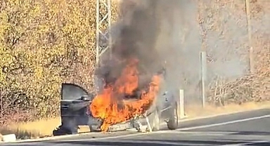 Elazığ'da otomobil alev alev yandı