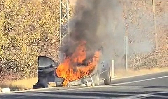 Elazığ'da otomobil alev alev yandı