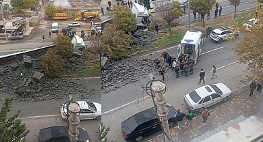 Hilvan'da  briket yüklü tır devrildi: Yaralı var