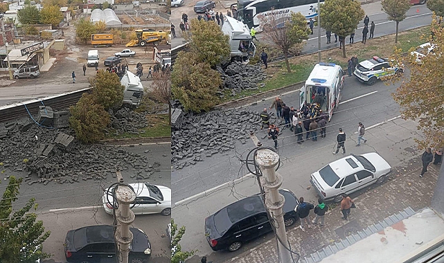 Hilvan'da  briket yüklü tır devrildi: Yaralı var