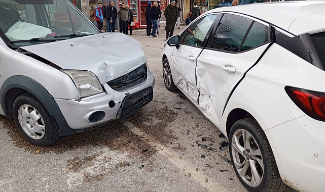 Isparta'da hafif ticari araç ile otomobil çarpıştı: 5 yaralı
