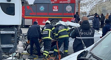 Kamyonla otomobil kafa kafaya çarpıştı: 1 kişi öldü