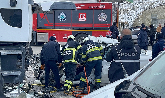 Kamyonla otomobil kafa kafaya çarpıştı: 1 kişi öldü