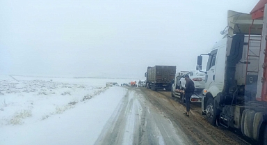 Kar yağışıyla kapanan Viranşehir-Diyarbakır yolu trafiğe açıldı