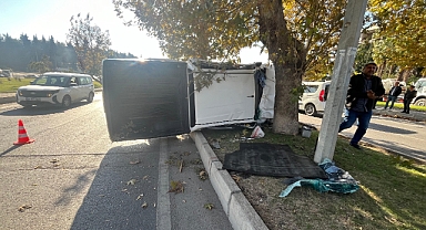 Kontrolden çıkan kamyonet refüje çıkıp devrildi:  Yaralılar var