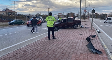 Konya'da otomobil refüjdeki direğe çarptı: 1 yaralı