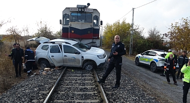 Malatya'da hafif ticari araca yük treni çarptı: 2 yaralı
