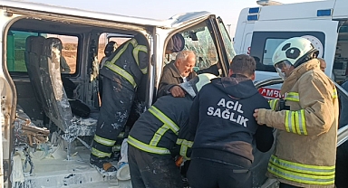 Mardin’de otobüs ile minibüs çarpıştı: 2 yaralı