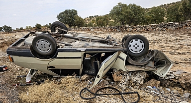 Mardin’de otomobil şarampole yuvarlandı: 2 yaralı