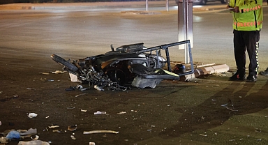 Motosiklet otomobile çarptı: 1'i ağır 2 yaralı