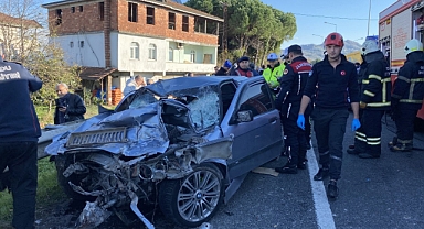 Otomobil, kavşaktan dönen kamyona arkadan çarptı: 3 ölü