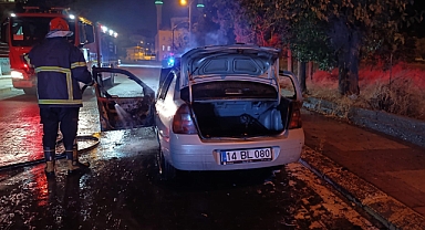 Şanlıurfa'da otomobil alev alev yandı