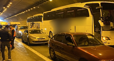 TEM'de iki yolcu otobüsü ve tır kazaya karıştı: 14 yaralı