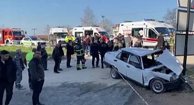 Tırla çarpışan Tofaş otomobil parçalandı: Çok sayıda yaralı