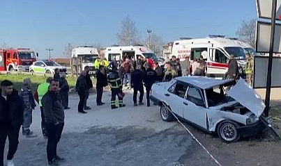Tırla çarpışan Tofaş otomobil parçalandı: Çok sayıda yaralı