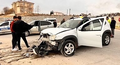 Adıyaman'da iki otomobil çarpıştı: 2 yaralı