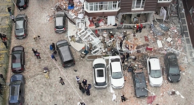 Beylikdüzü'nde 14 katlı bir binada patlama: 1 ölü, 3 yaralı