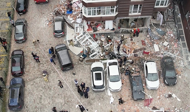 Beylikdüzü'nde 14 katlı bir binada patlama: 1 ölü, 3 yaralı