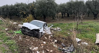 Bursa'da kontrolden çıkan araç su kanallarını parçalayarak tarlaya uçtu: 2 yaralı