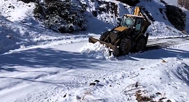 Diyarbakır'da kardan kapanan yollar ulaşıma açıldı