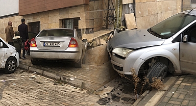 Elazığ'da otomobil evin duvarına çarptı: 2 yaralı