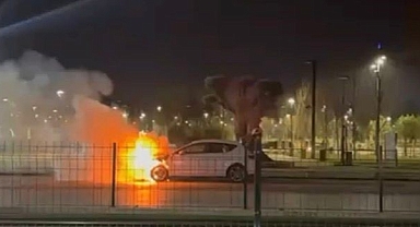 Gaziantep'te seyir halindeki araç alev alev yandı