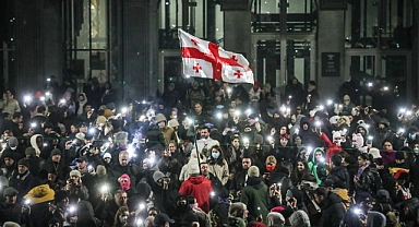 Gürcistan parlamentosunda havai fişekli protesto sürüyor: 48 gözaltı