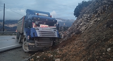 Isparta’da tır ve otomobil kafa kafaya çarpıştı: 3 yaralı