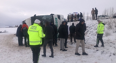 Kars’ta yolcu otobüsü devrildi: 23 yaralı