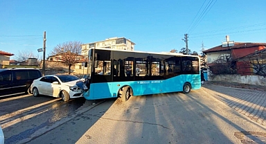 Kırıkkale'de halk otobüsü ile otomobil çarpıştı: Yaralılar var