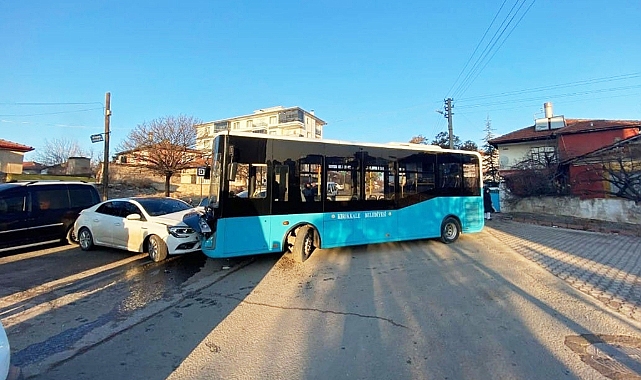 Kırıkkale'de halk otobüsü ile otomobil çarpıştı: Yaralılar var