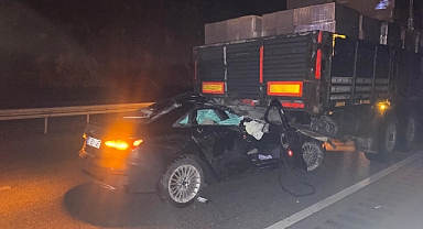 Kontrolden çıkan araç tırın altına girdi: Yaralılar var