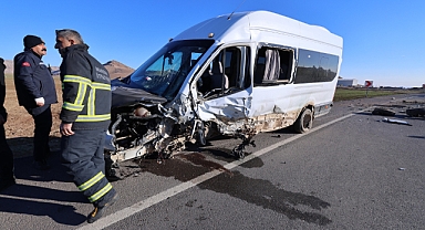 Mardin'de öğretmen servisi ile otomobil çarpıştı: Çok sayıda yaralı