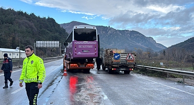 Sakarya'da 6 araçlı zincirleme kaza: 15 yaralı