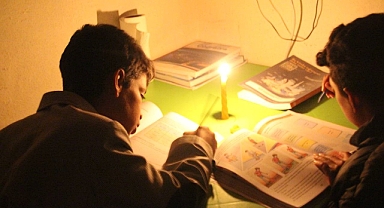 Şanlıurfa'da öğrenciler mum ışığında ders çalışıyor