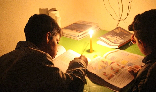 Şanlıurfa'da öğrenciler mum ışığında ders çalışıyor